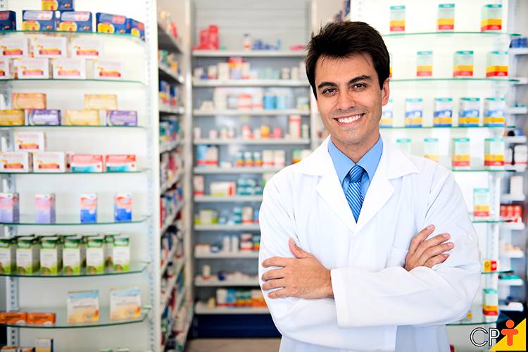 Atendente de farmácia uniformizado organizando prateleiras ou atendendo cliente
