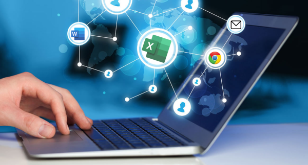 Pessoa utilizando computador em ambiente educacional ou corporativo, com tela visível