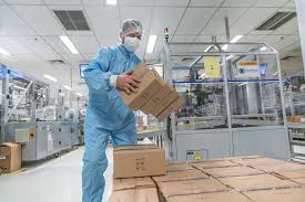 Profissional em ambiente hospitalar organizando materiais ou estoque médico