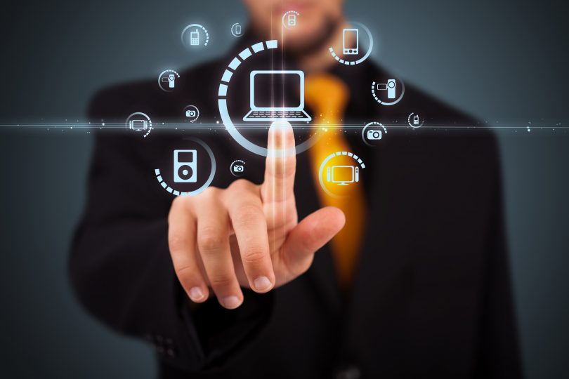 Profissional analisando redes sociais ou métricas em notebook ou tablet