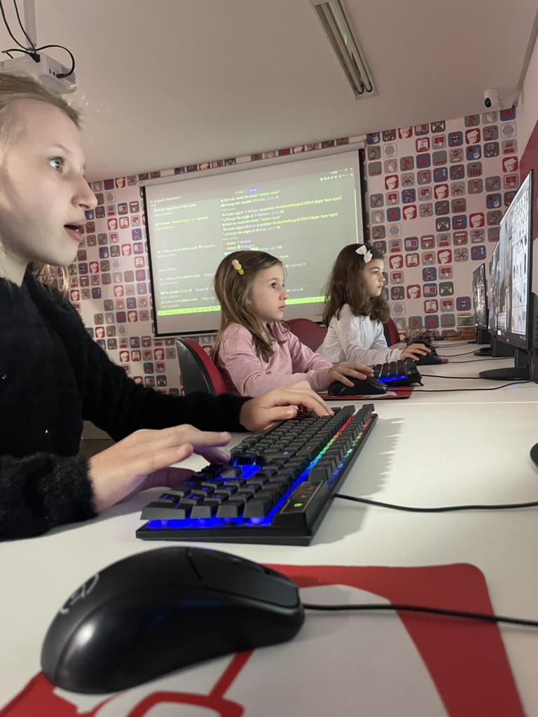 Aula presencial com professor orientando alunos na unidade SuperGeeks Porto Alegre